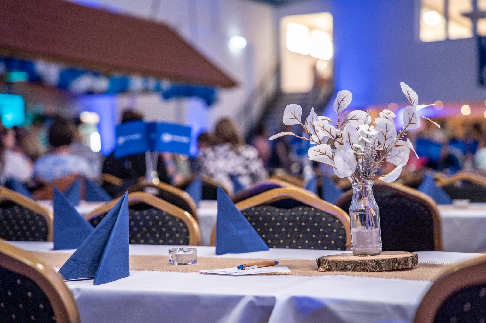 Innenansicht der Gildehalle Bassum mit Eventbeleuchtung und Tanzfläche