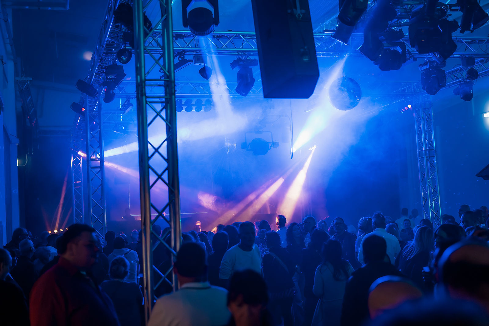 Weserticket Eventmotiv mit Publikum und Lichtshow